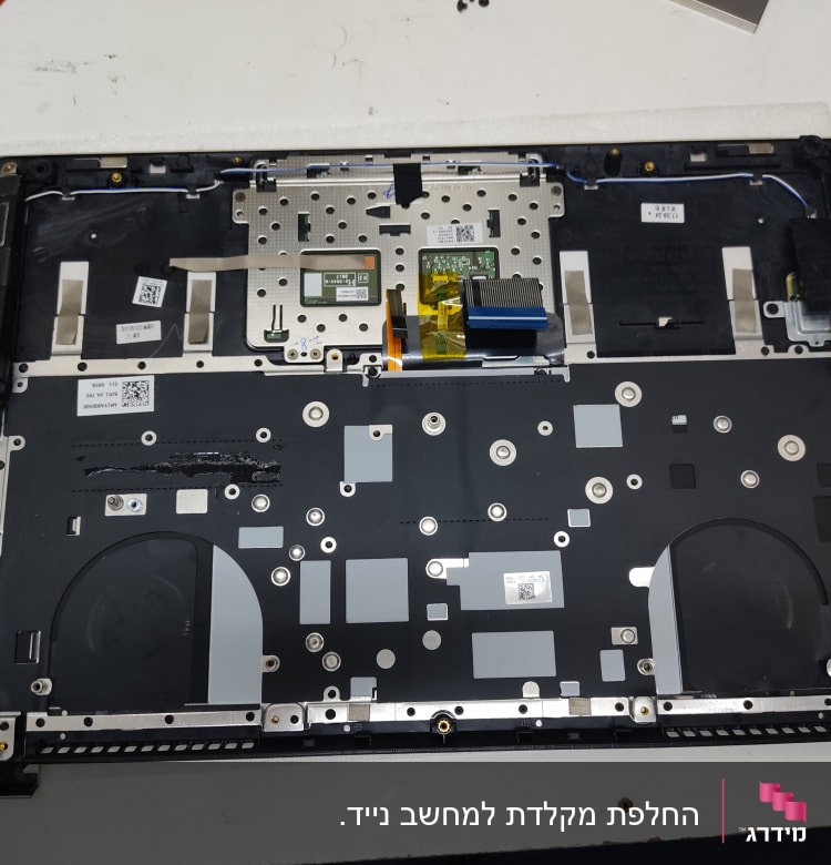 פנים מחשב נייד עם רכיבים אלקטרוניים גלויים